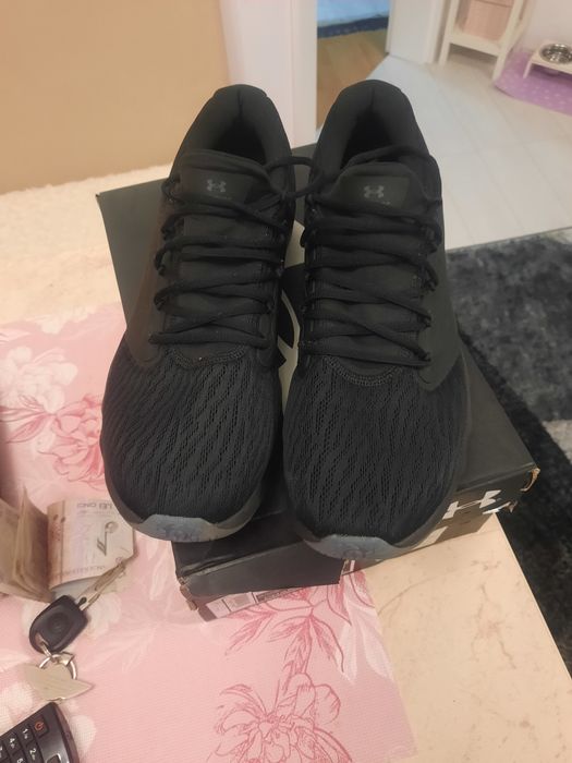 Vând adidasi Under Armour