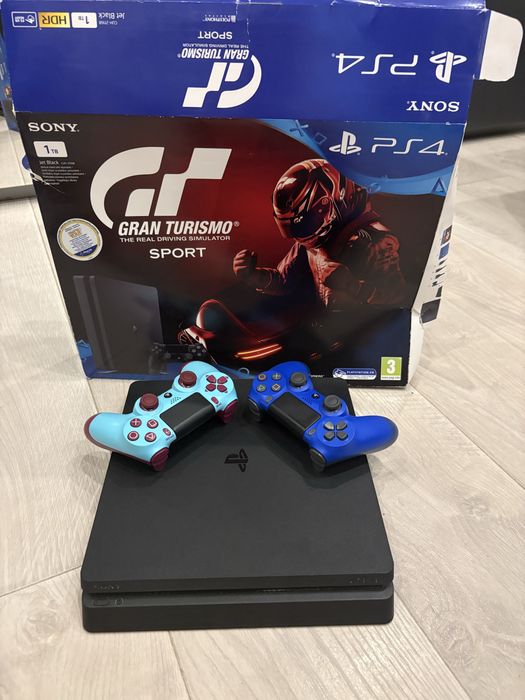 Play Station 4 1TB + 2 controllers