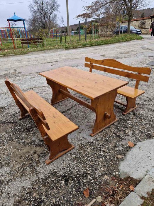 Дървени маси с пейки