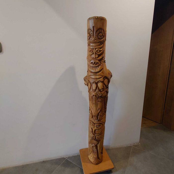 Дърворезба тотем на подвижна стойка