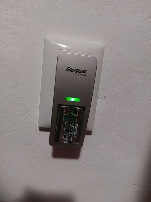 Încărcător Energizer Mini Charger + 2 Baterii Reîncărcabile AA/AAA