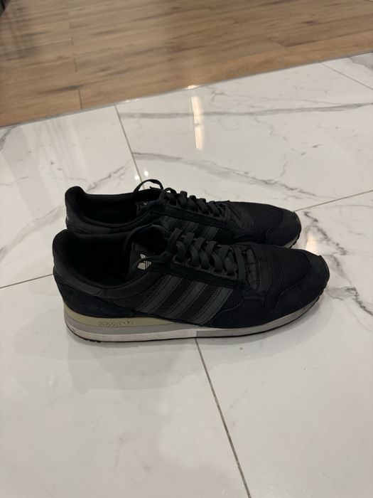 Кроссовки Adidas.