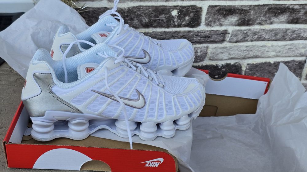 Чисто нови маратонки Nike Shox TL