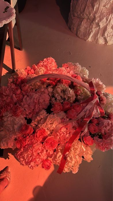 Огромный букет гортензии, розы