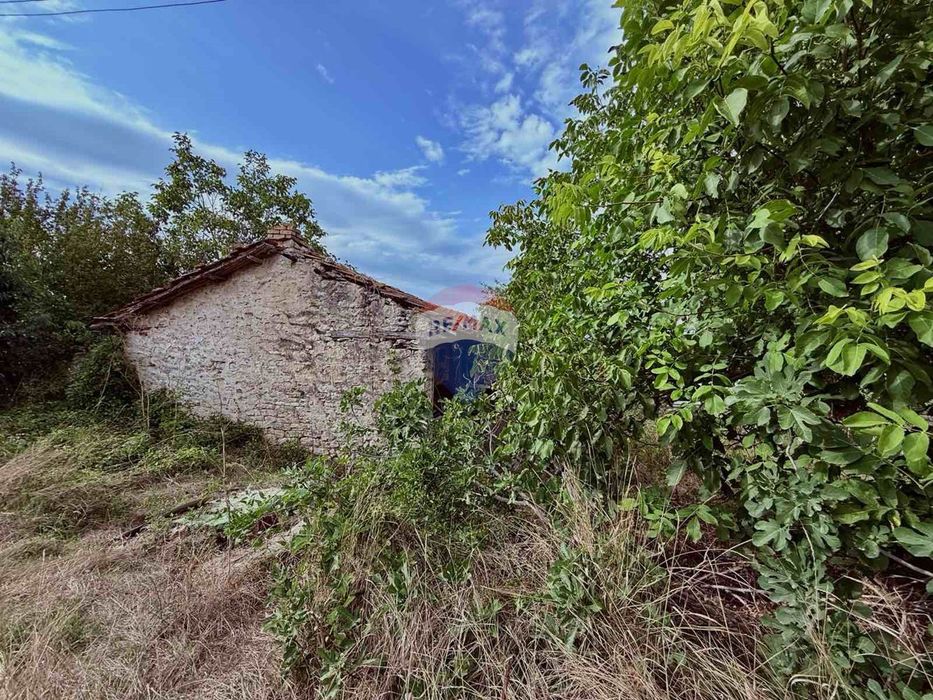 Атрактивен парцел с къща на добра локация за продажба, с. Кранево, Я.