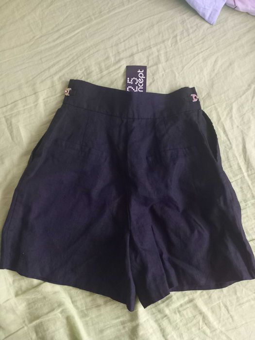 Pantaloni negri scurți