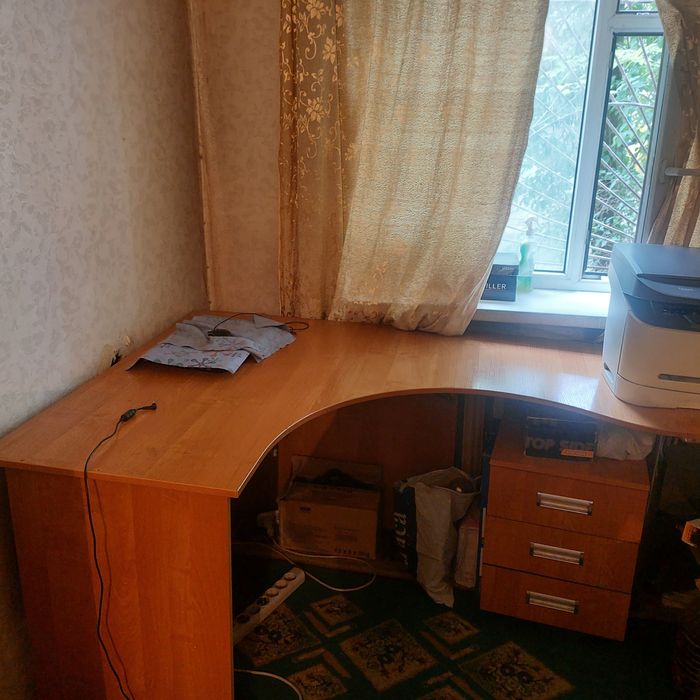 Продам компьютерный стол со шкафом.