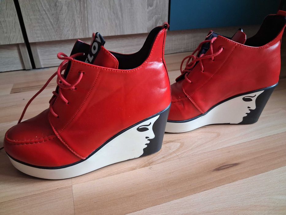 Атрактивни и артистични ИнЯн обувки