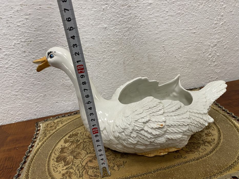 Италианска кашпа лебед от порцелан