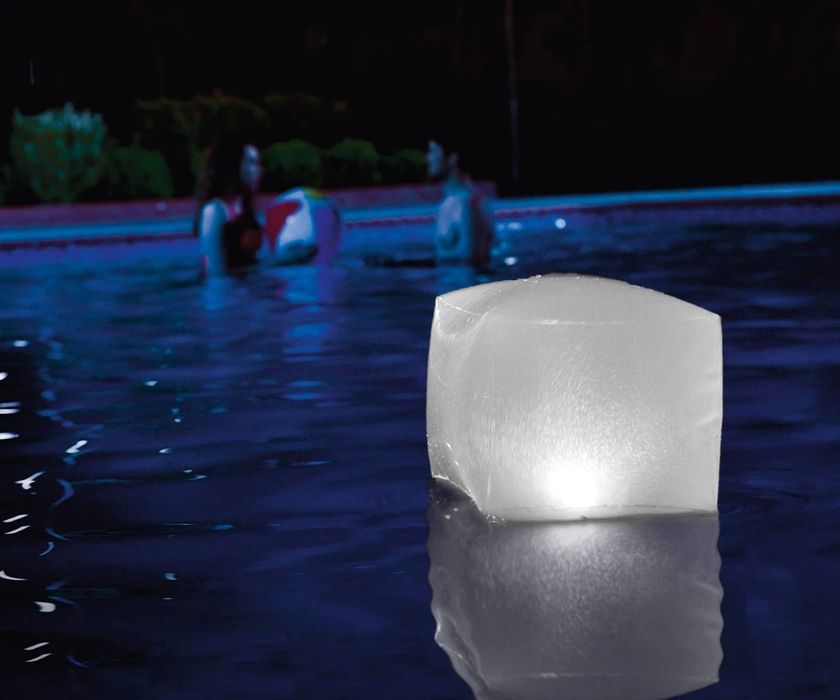 Многоцветен плаващ LED куб INTEX за басейни и джакузита