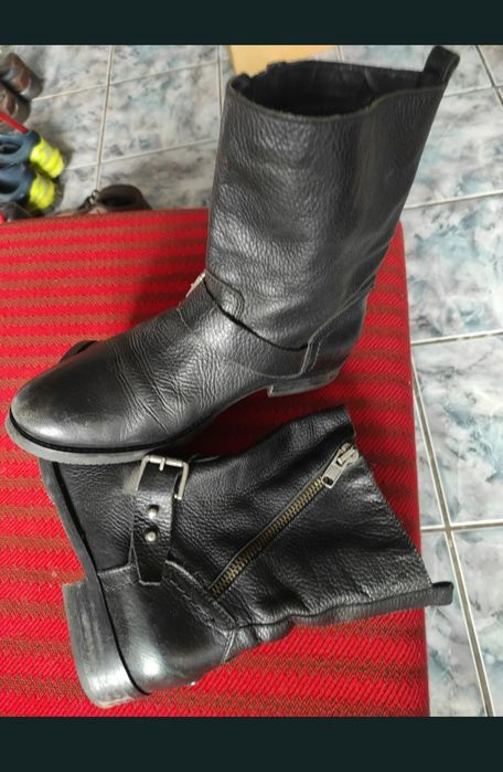 Cizme din piele naturala 100%, cu fermoar și cataramă, model Tommy HILFIGER.
Nr. 40