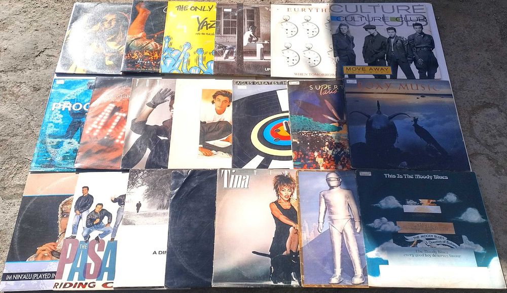 Лот, състоящ се от 112 винилови плочи, EP и LP плочи.