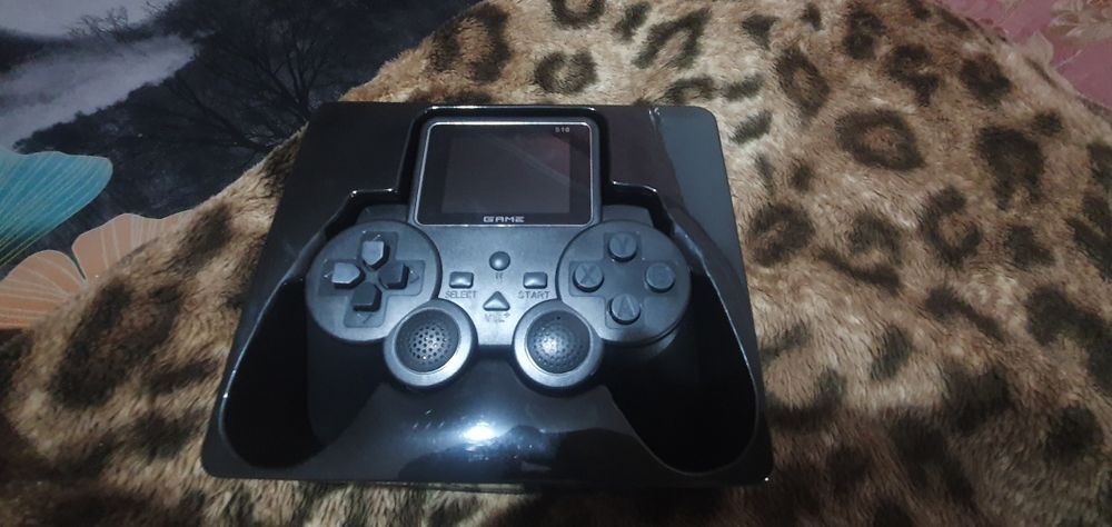 Игровая консоль с ретро играми