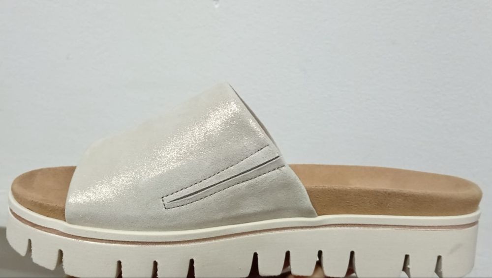 Женские шлёпанцы на платформе