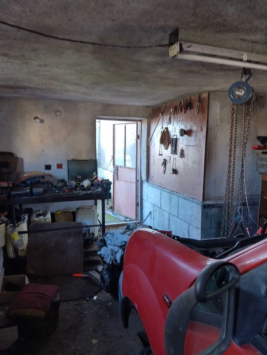 Продава тухлена къща с гараж