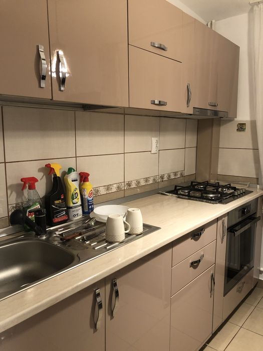 Inchiriez apartament o cameră