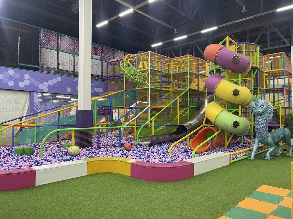 Срочно продаются детские аттракционы,лабиринты,батуты 2000 кв