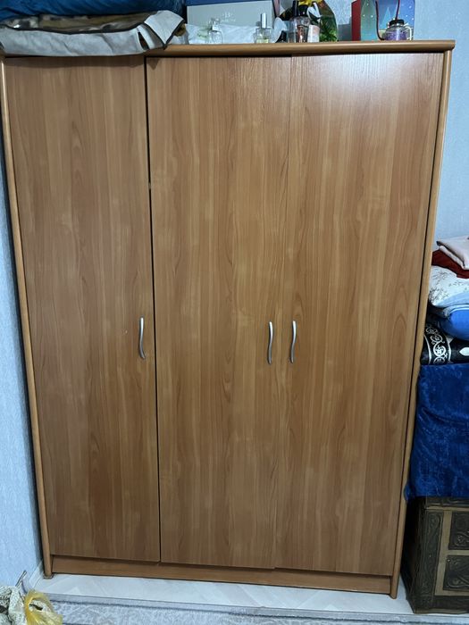 Шкаф в среднем состоянии. Самовывоз, район цемпоселка. Цена 10000тг