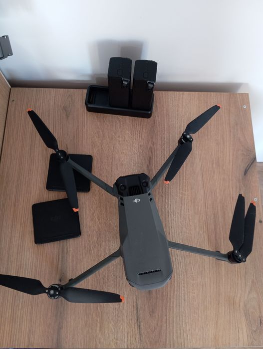 DJI Mavic 3 CINE Premium Combo - професионален дрон в отлично състояние