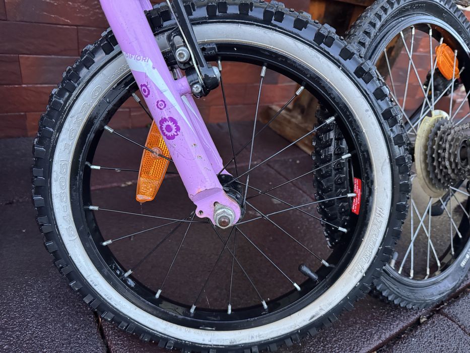 3 biciclete pentru copii , diferite dimensiuni  . Bicicletele sunt in stare de functionare , dar necesita un minim de mentenanta