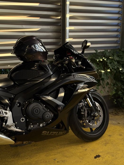 Suzuki GSXR- 750