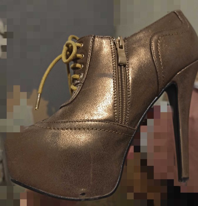 Обувки с висок ток