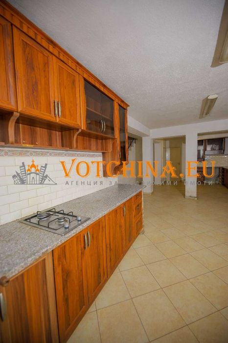 Простор и потенциал - масивна триетажна къща с панорамна гледка