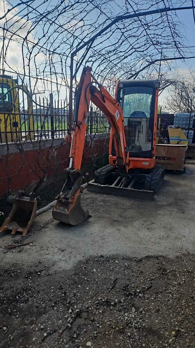 Inchiriem Miniexcavator senile cauciuc