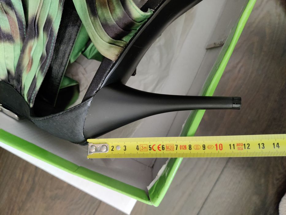 Зелени сандали с тънък ток