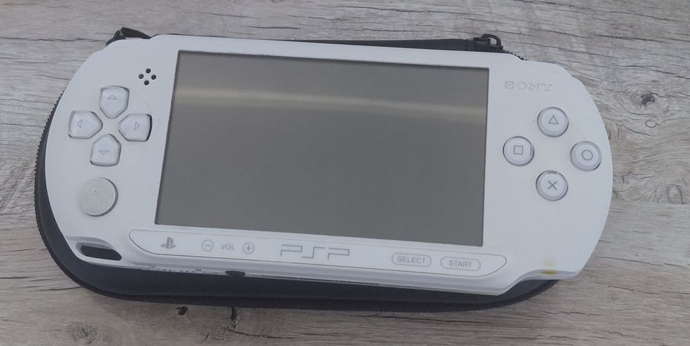 Продам PSP в в белом цвете