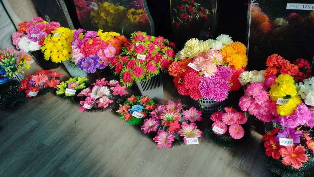 Искусственные цветы, венки