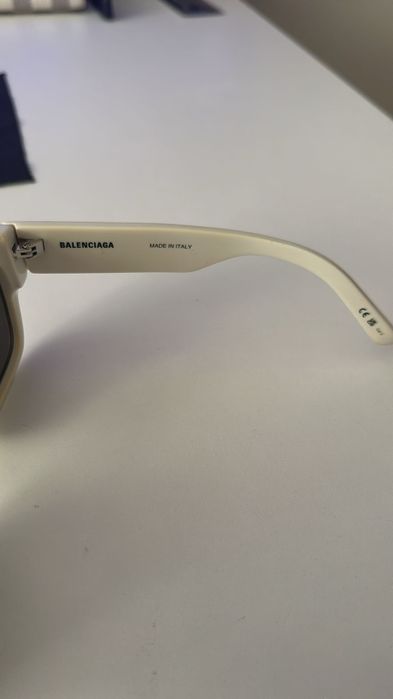 Vand ochelari de soare Balenciaga
