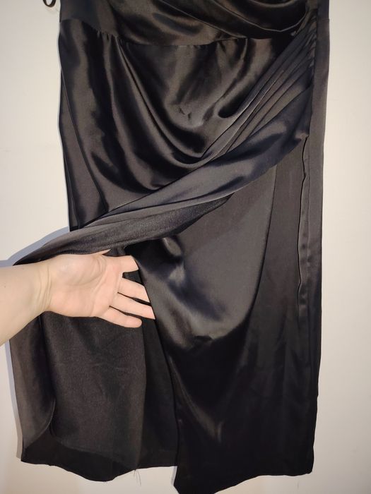 Rochie satin negru cu pene