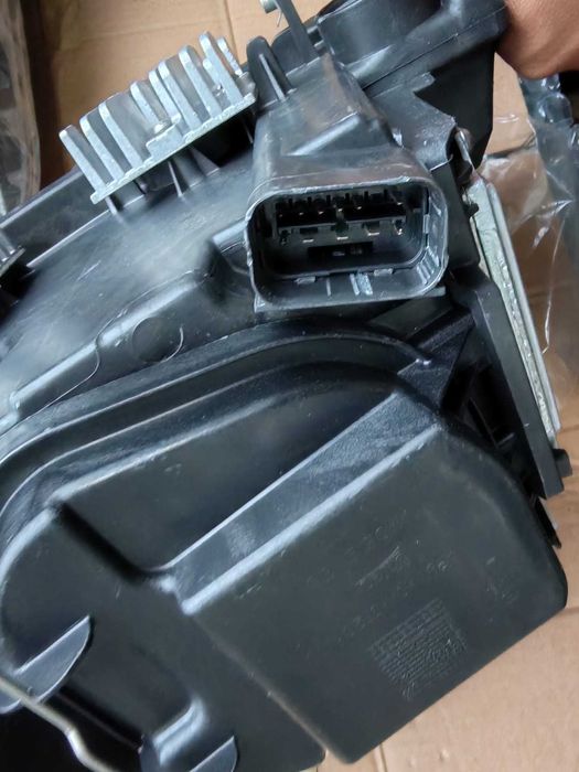 Set Faruri BMW BMW X1 (E84) LCI E84 Facelift NOI  VALEO 2012-2015 electric , tip bec D1S, are motoras, fara balast, bi-xenon cu lumini de zi