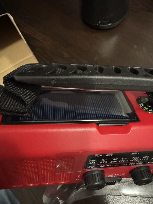 Преносимо радио със слънчева енергия, фенерче и лампа за четене…