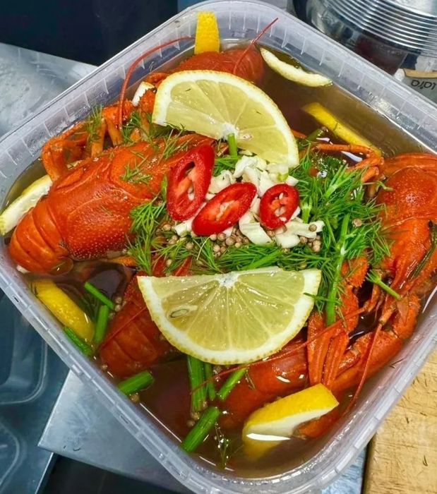 Раки живые вареные раки