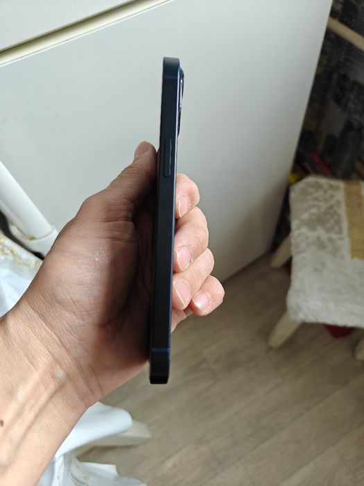 Продам IPhone 13