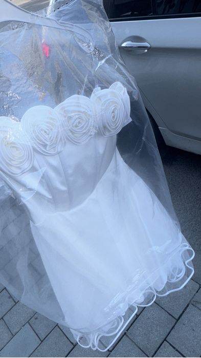 Rochiță albă cu trandafiri în față