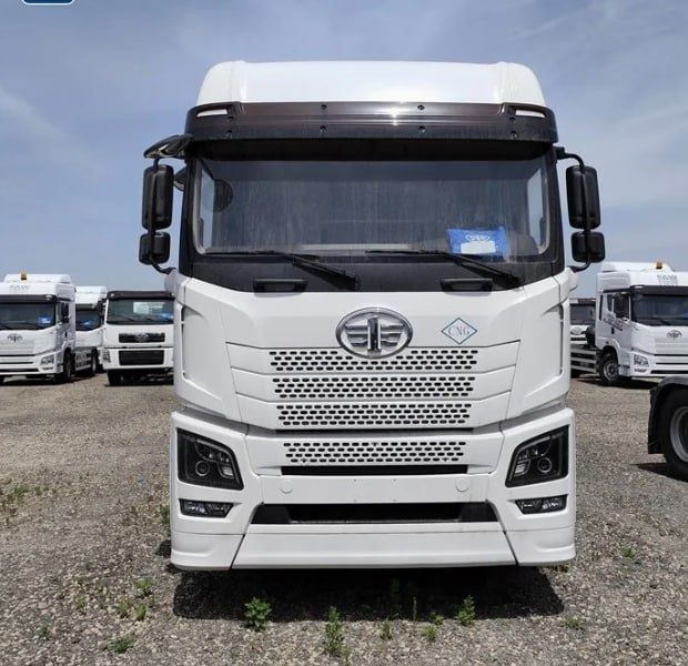 Акция нархида FAW JH6 4х2 янги тягачи