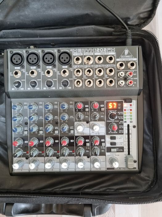 Vând Mixer Behringer 1202fx ca nou plus accesorii