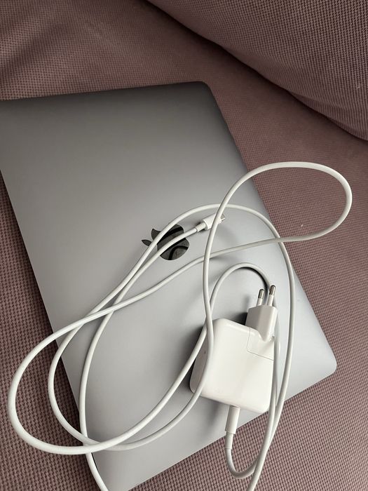 Продаю срочно Macbook Air 13, 2020