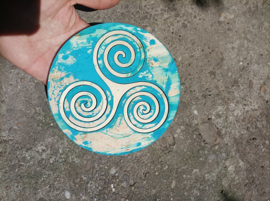 Simbol terapii alternative energetice Triskelion din lemn ptr energizare/echilibrare