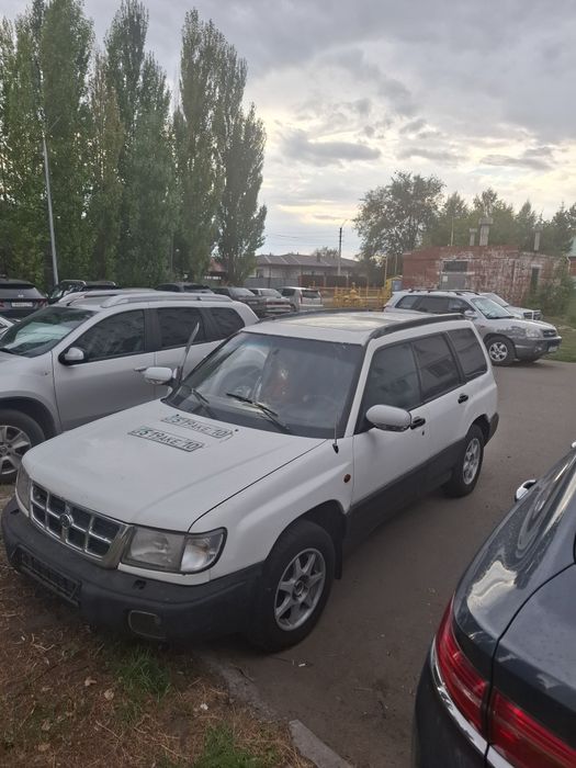 Машина Subaru forester 1997 года