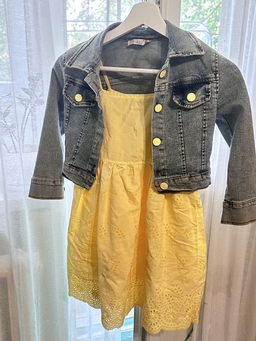 Платье на девочек в отличном состоянии