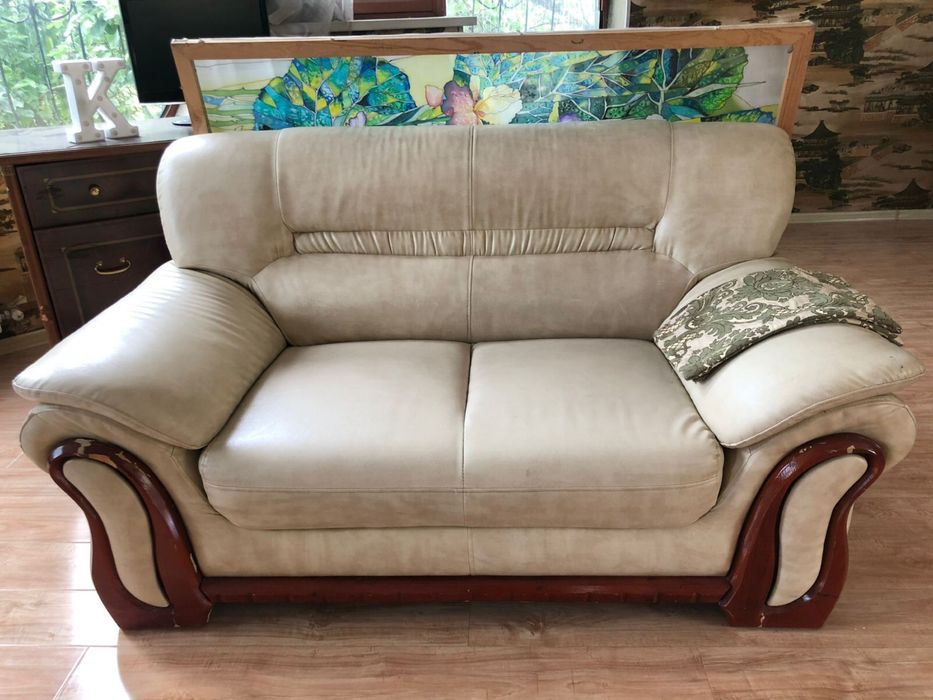 Кожаный диван в хорошем состоянии