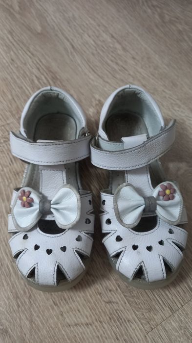 Продам сандалии для девочки