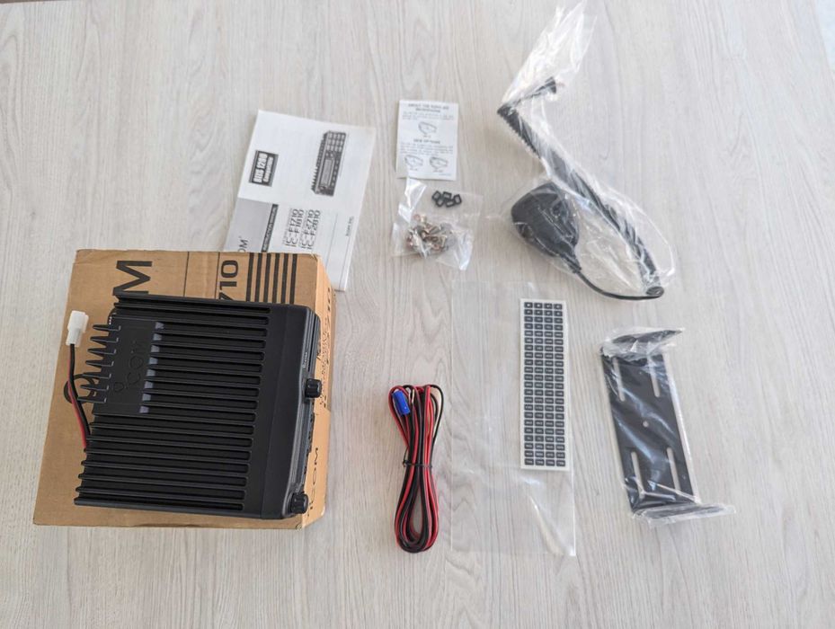 Statie ICOM Radio UHF IC-F2710 400 - 470 MHz Two-Way Radioamatori