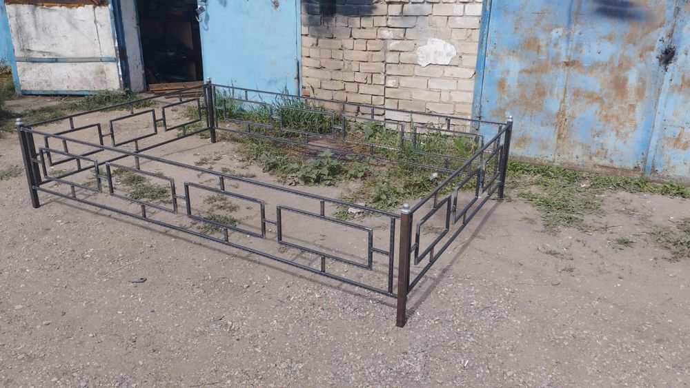 Продам цветочник на кладбище.