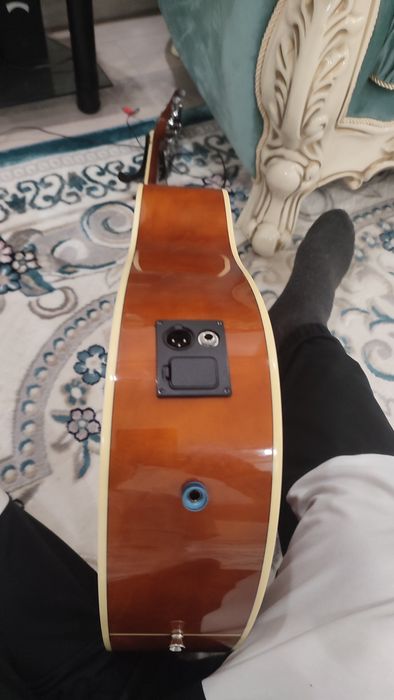 Продам акустическую гитару