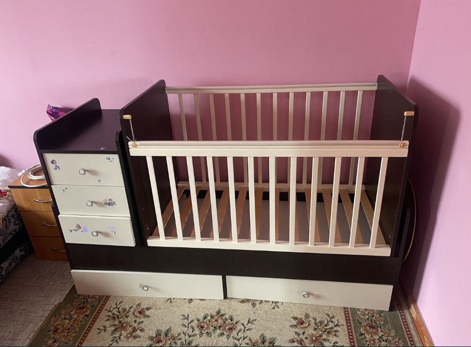 Продам манежу, качалку, стол стульчик.